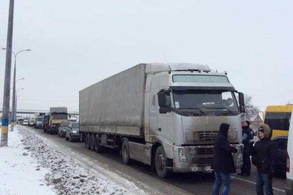На Днепропетровщине жители в знак протеста перекрыли трассу на Донецк На Днепропетровщине жители в знак протеста перекрыли трассу на Донецк