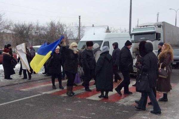 На Днепропетровщине жители в знак протеста перекрыли трассу на Донецк На Днепропетровщине жители в знак протеста перекрыли трассу на Донецк