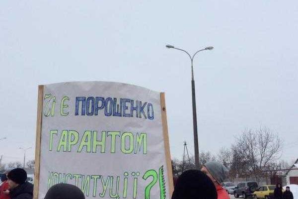 На Днепропетровщине жители в знак протеста перекрыли трассу на Донецк На Днепропетровщине жители в знак протеста перекрыли трассу на Донецк