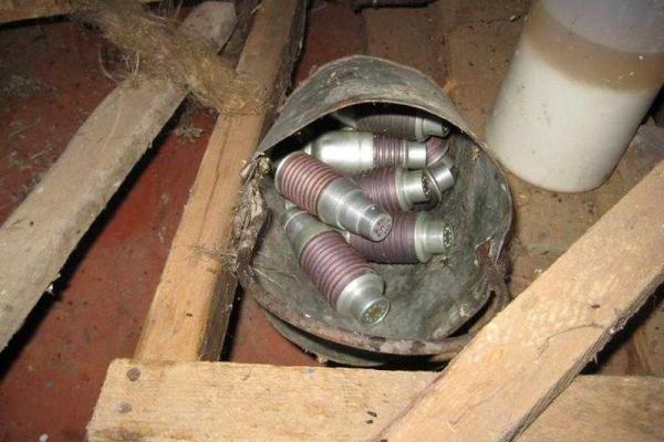 Сотрудники полиции и СБУ обнаружили схрон с боеприпасами в дачном доме в городе Счастье Сотрудники полиции и СБУ обнаружили схрон с боеприпасами в дачном доме в городе Счастье