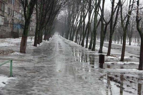 Дороги и тротуары Мариуполя превратились в огромное озеро: коммунальщики работают в усиленном режиме