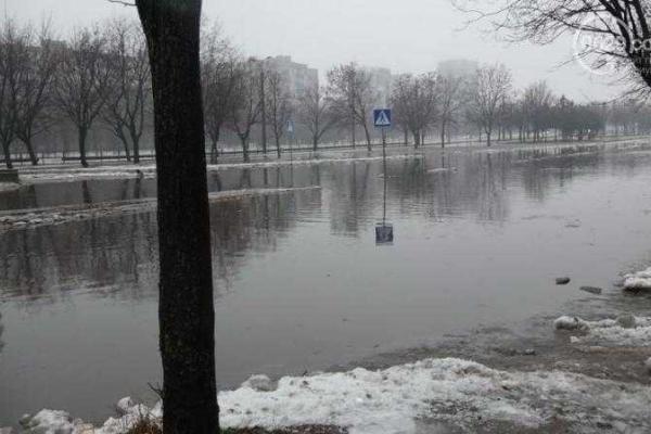 Дороги и тротуары Мариуполя превратились в огромное озеро: коммунальщики работают в усиленном режиме