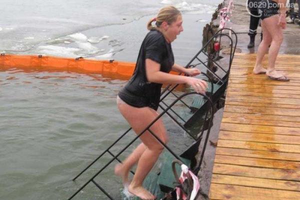 Жители Мариуполя смело окунались в ледяную воду в крещенской купели Жители Мариуполя смело окунались в ледяную воду в крещенской купели