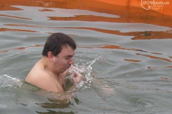 Жители Мариуполя смело окунались в ледяную воду в крещенской купели Жители Мариуполя смело окунались в ледяную воду в крещенской купели