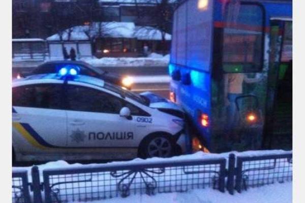 В Харькове полицейская "Toyota" на скользкой дороге "поцеловала" троллейбус В Харькове полицейская "Toyota" на скользкой дороге "поцеловала" троллейбус