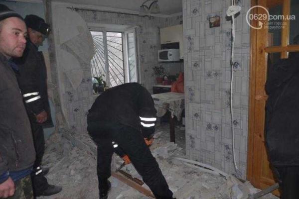 В Мариуполе на месте взрыва в жилом доме разбирают завалы: без газоснабжения остаются жители двух домов