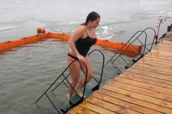 Жители Мариуполя смело окунались в ледяную воду в крещенской купели Жители Мариуполя смело окунались в ледяную воду в крещенской купели