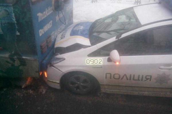 В Харькове полицейская "Toyota" на скользкой дороге "поцеловала" троллейбус В Харькове полицейская "Toyota" на скользкой дороге "поцеловала" троллейбус