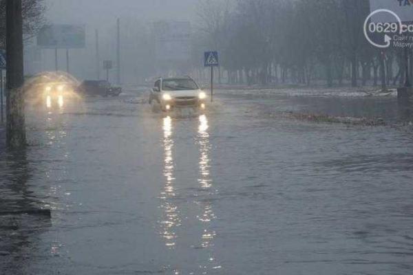 Дороги и тротуары Мариуполя превратились в огромное озеро: коммунальщики работают в усиленном режиме