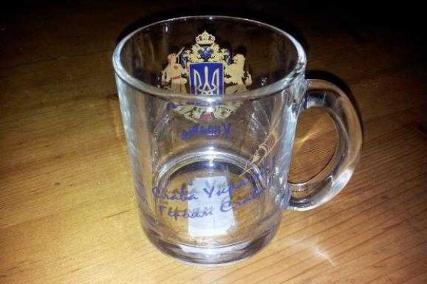 В России завод выпускает патриотические чашки с украинской символикой