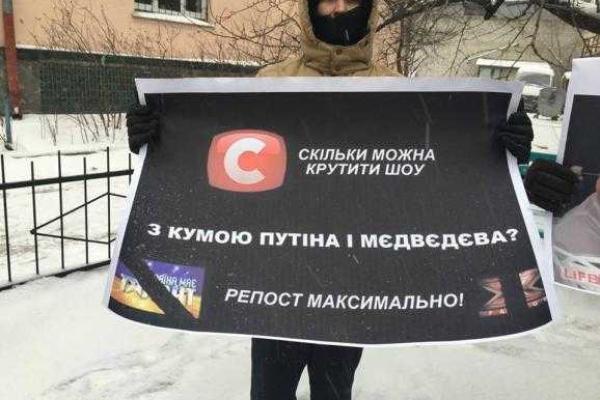 Активисты "Правого сектора" требуют убрать с голубых экранов телеведущую Оксану Марченко