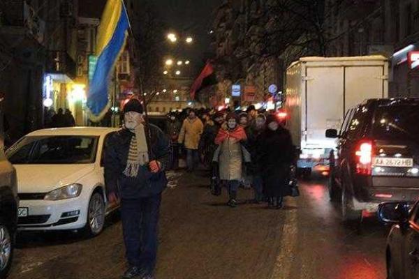 В центре Киева активисты жгли шины, отметив вторую годовщину событий на Майдане В центре Киева активисты жгли шины, отметив вторую годовщину событий на Майдане