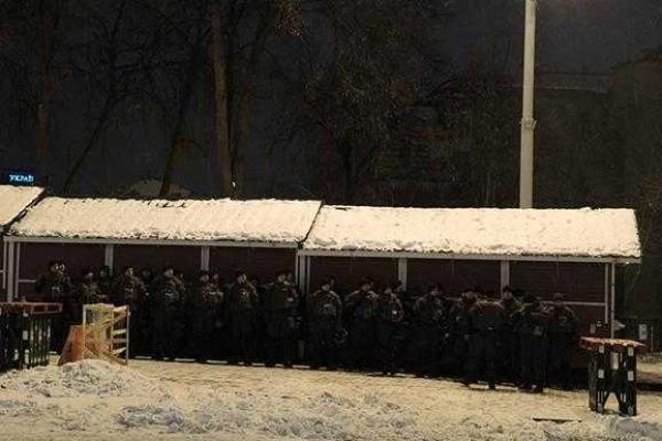 В центре Киева активисты жгли шины, отметив вторую годовщину событий на Майдане В центре Киева активисты жгли шины, отметив вторую годовщину событий на Майдане