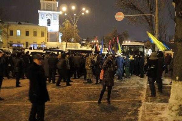 В центре Киева активисты жгли шины, отметив вторую годовщину событий на Майдане В центре Киева активисты жгли шины, отметив вторую годовщину событий на Майдане