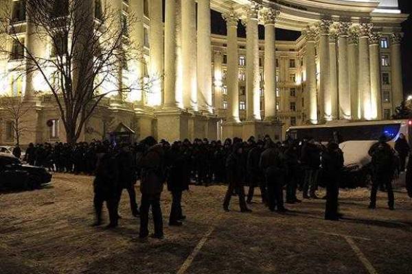 В центре Киева активисты жгли шины, отметив вторую годовщину событий на Майдане В центре Киева активисты жгли шины, отметив вторую годовщину событий на Майдане