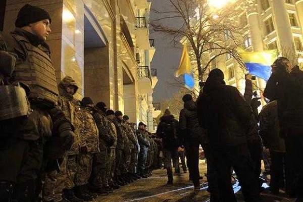 В центре Киева активисты жгли шины, отметив вторую годовщину событий на Майдане В центре Киева активисты жгли шины, отметив вторую годовщину событий на Майдане