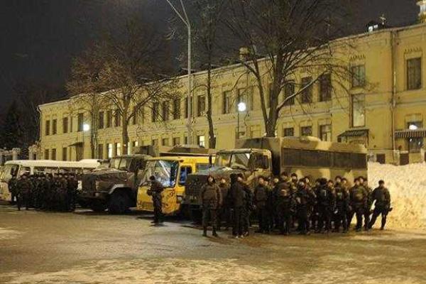 В центре Киева активисты жгли шины, отметив вторую годовщину событий на Майдане В центре Киева активисты жгли шины, отметив вторую годовщину событий на Майдане