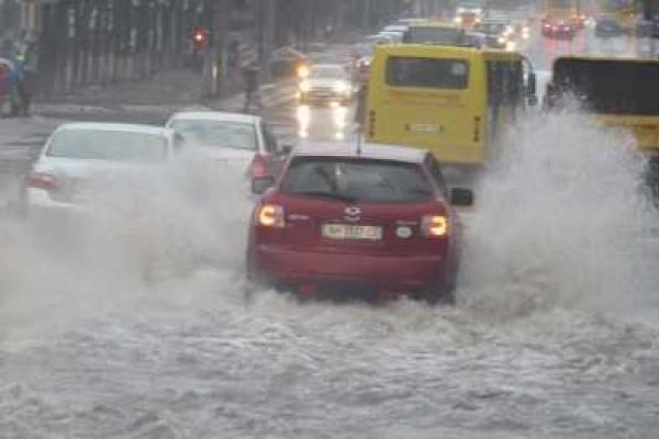 Улицы Мариуполя ушли под воду: в городе потоп - коммунальные службы разводят руками Улицы Мариуполя ушли под воду: в городе потоп - коммунальные службы разводят руками