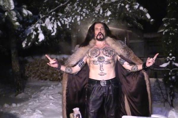 Шоумен Никита Джигурда окунулся в ледяную прорубь в необычном облачении