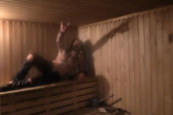 Шоумен Никита Джигурда окунулся в ледяную прорубь в необычном облачении