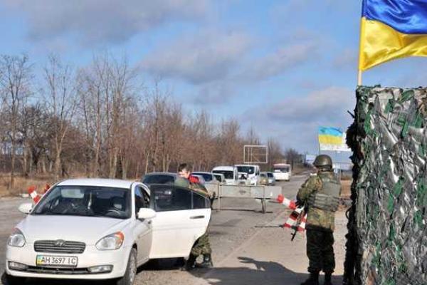 На Донетчине полицейских на блокпостах вооружили портативными видеорегистраторами