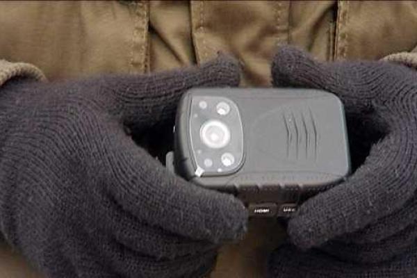 На Донетчине полицейских на блокпостах вооружили портативными видеорегистраторами