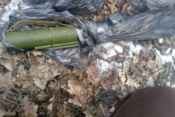 На Донетчине в лесополосе обнаружен замаскированный тайник с боеприпасами На Донетчине в лесополосе обнаружен замаскированный тайник с боеприпасами