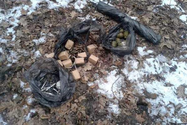 На Донетчине в лесополосе обнаружен замаскированный тайник с боеприпасами На Донетчине в лесополосе обнаружен замаскированный тайник с боеприпасами