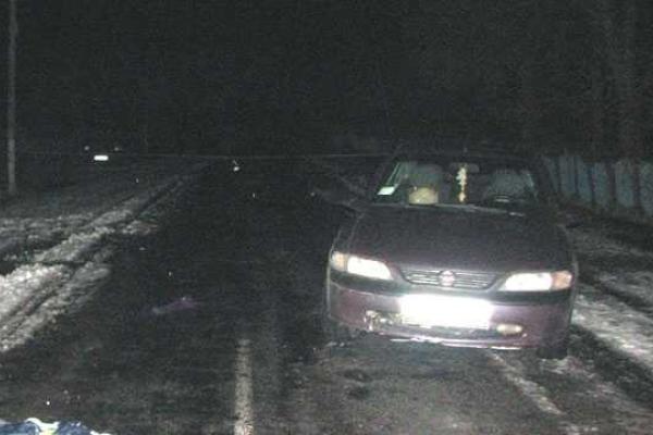 На Ровенщине под колесами легкового автомобиля погиб 17-летний парень На Ровенщине под колесами легкового автомобиля погиб 17-летний парень