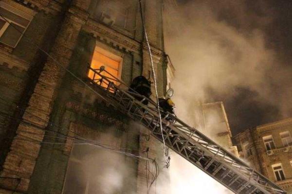 В Киеве спасатели всю ночь работали на пожаре: горело офисное помещение на 1-м этаже жилого дома В Киеве спасатели всю ночь работали на пожаре: горело офисное помещение на 1-м этаже жилого дома