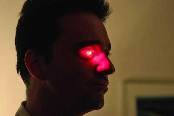 Режиссер Роб Спенсер установил камеру вместо удаленного глаза