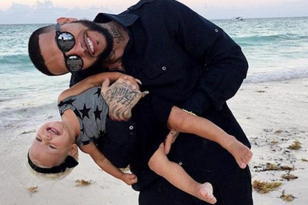 Рэпер Тимати отдыхает на курорте и приучает к серфингу маленькую дочь Рэпер Тимати отдыхает на курорте и приучает к серфингу маленькую дочь