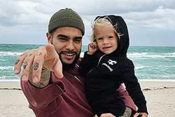 Рэпер Тимати отдыхает на курорте и приучает к серфингу маленькую дочь Рэпер Тимати отдыхает на курорте и приучает к серфингу маленькую дочь