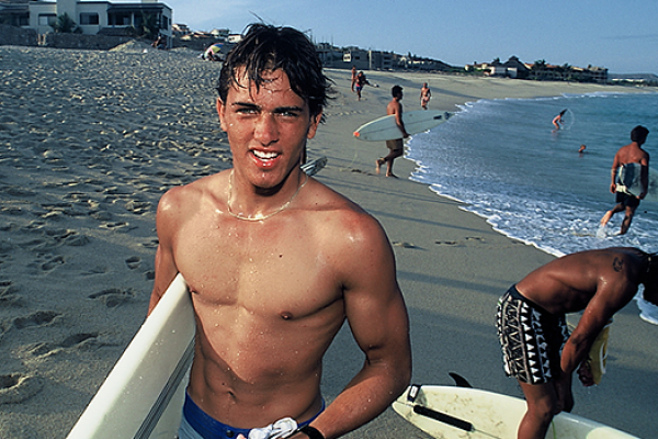 Один из самых титулованных серферов мира на Гавайях спас утопающего 2-летнего ребенка 