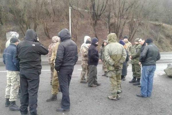 В Закарпатье активисты перекрыли трассу и блокировали фуры с российскими номерами: водители пытаются прорваться В Закарпатье активисты перекрыли трассу и блокировали фуры с российскими номерами: водители пытаются прорваться
