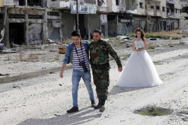 Трогательная фотосессия: в Сирии молодожены позировали перед камерой на обломках разрушенного Хомса