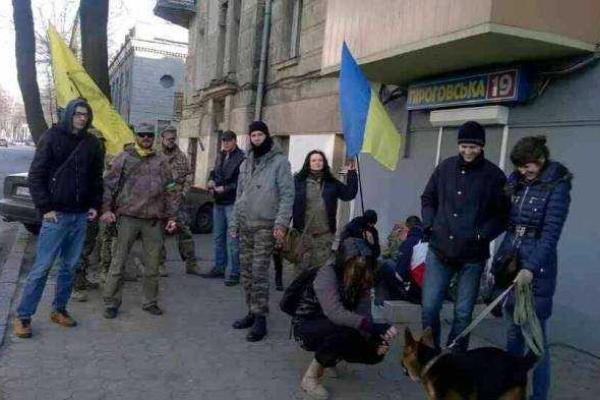 В Одессе активисты начали акции против российского бизнеса: заблокированы АЗС "Лукойл" и "Сбербанк" В Одессе активисты начали акции против российского бизнеса: заблокированы АЗС "Лукойл" и "Сбербанк"