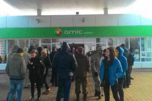 В Одессе активисты начали акции против российского бизнеса: заблокированы АЗС "Лукойл" и "Сбербанк" В Одессе активисты начали акции против российского бизнеса: заблокированы АЗС "Лукойл" и "Сбербанк"