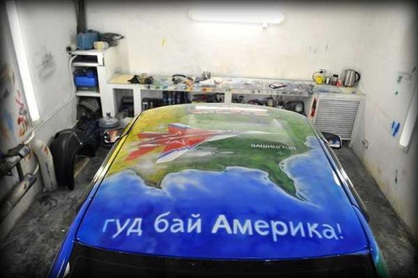 В России дочь пограничника подарила отцу "патриотический" автомобиль: ВАЗ "с ног до головы" покрыт рисунками