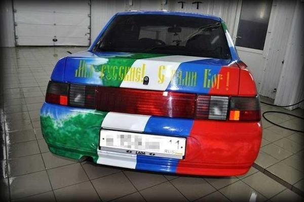 В России дочь пограничника подарила отцу "патриотический" автомобиль: ВАЗ "с ног до головы" покрыт рисунками