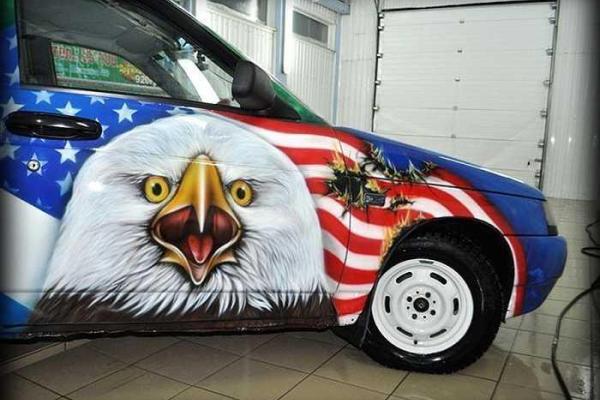 В России дочь пограничника подарила отцу "патриотический" автомобиль: ВАЗ "с ног до головы" покрыт рисунками