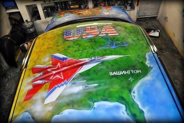 В России дочь пограничника подарила отцу "патриотический" автомобиль: ВАЗ "с ног до головы" покрыт рисунками