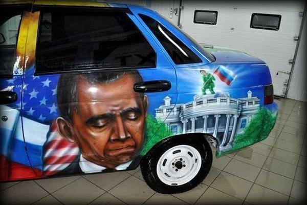 В России дочь пограничника подарила отцу "патриотический" автомобиль: ВАЗ "с ног до головы" покрыт рисунками