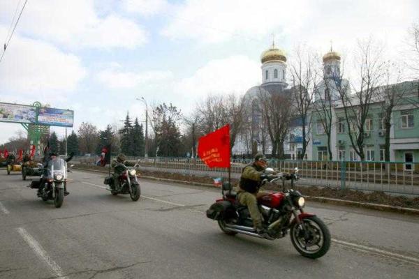 В оккупированном Луганске байкеры провели "красный" автопробег: соцсети жестко прокомментировали действо