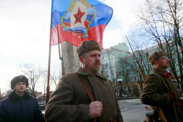 В оккупированном Луганске байкеры провели "красный" автопробег: соцсети жестко прокомментировали действо