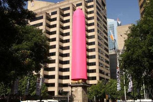 В Сиднее на обелиск в Гайд-парке активисты надели гигантский розовый презерватив