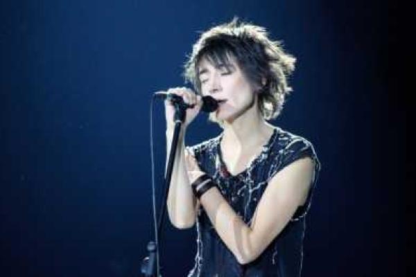 Фанаты Земфиры на концерте в Омске до слез растрогали певицу 