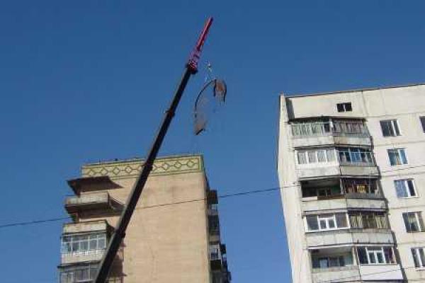 Декоммунизация в действии: в Первомайском на Харьковщине с высотки демонтировали гигантский профиль Ленина Декоммунизация в действии: в Первомайском на Харьковщине с высотки демонтировали гигантский профиль Ленина