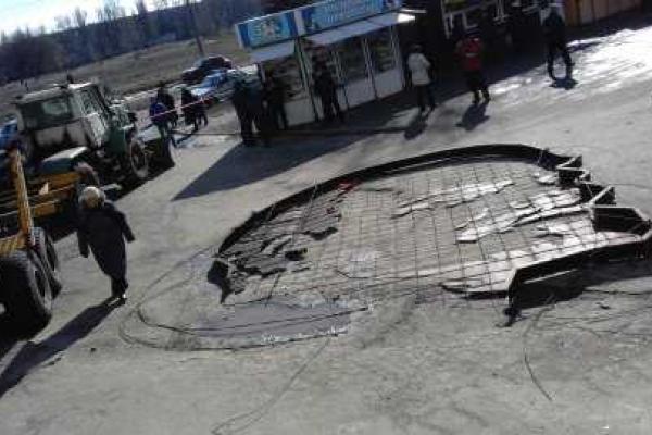 Декоммунизация в действии: в Первомайском на Харьковщине с высотки демонтировали гигантский профиль Ленина Декоммунизация в действии: в Первомайском на Харьковщине с высотки демонтировали гигантский профиль Ленина