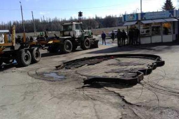 Декоммунизация в действии: в Первомайском на Харьковщине с высотки демонтировали гигантский профиль Ленина Декоммунизация в действии: в Первомайском на Харьковщине с высотки демонтировали гигантский профиль Ленина